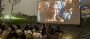 （亚洲大屌操大逼转载）成都秋夜“新耍法”：到公园看坝坝电影